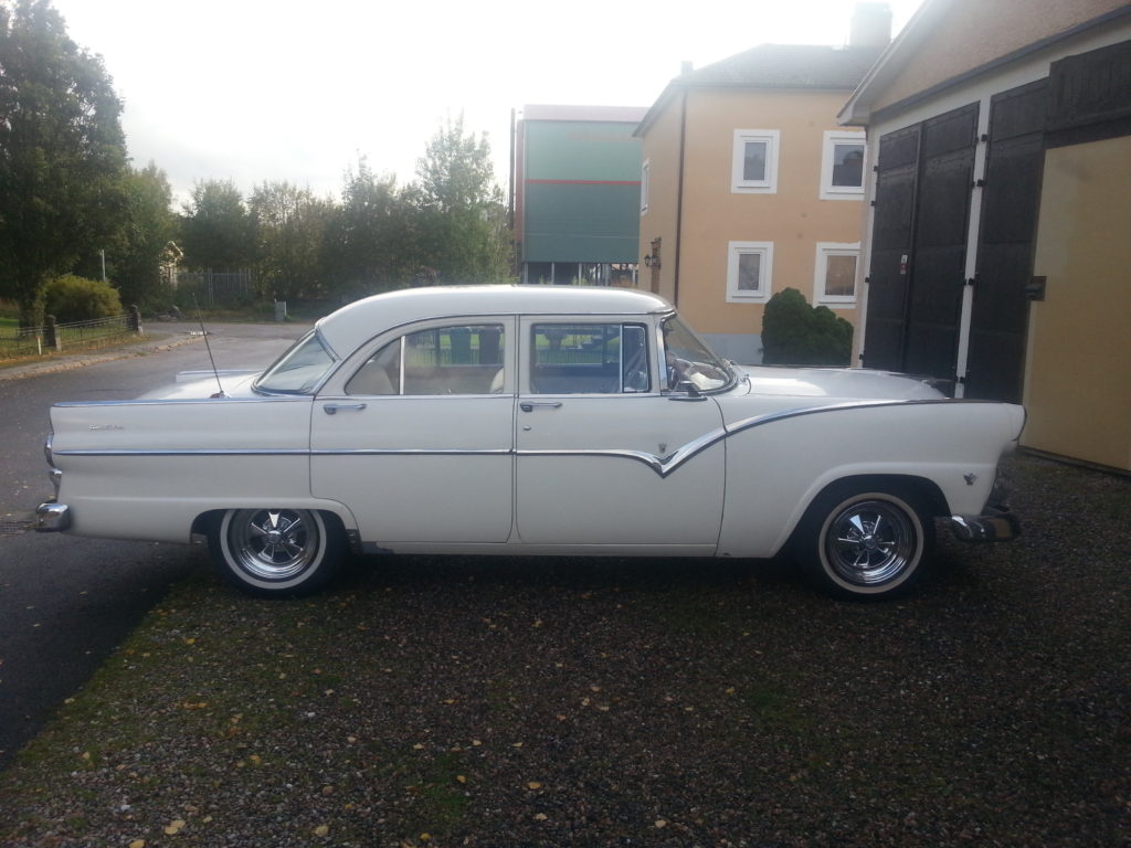 Hej här kommer bild på mina bilar. Medlemsnummer är 0440 Björn Grage Ford Fairlane 1955